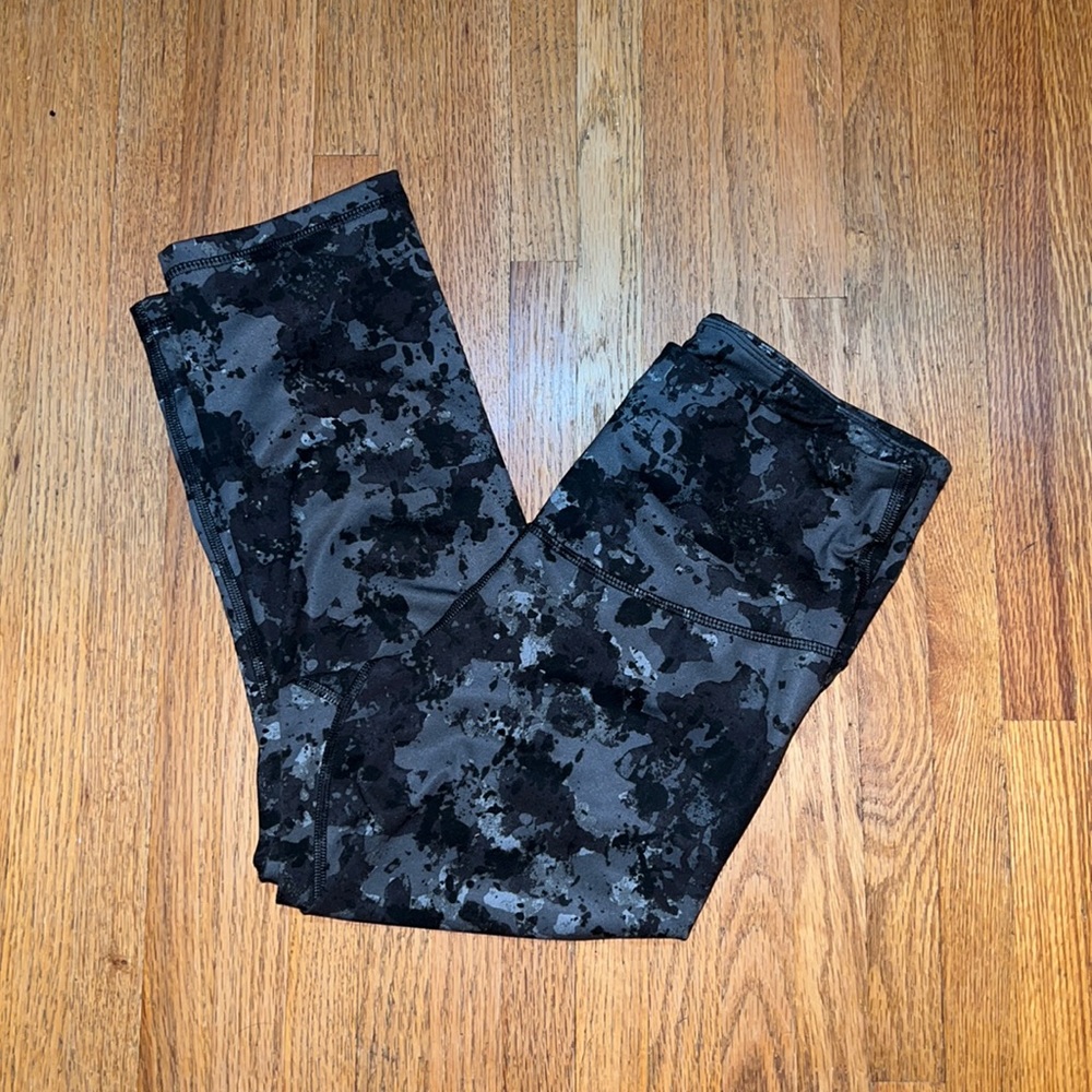 Old navy black/gray camo capris size medium